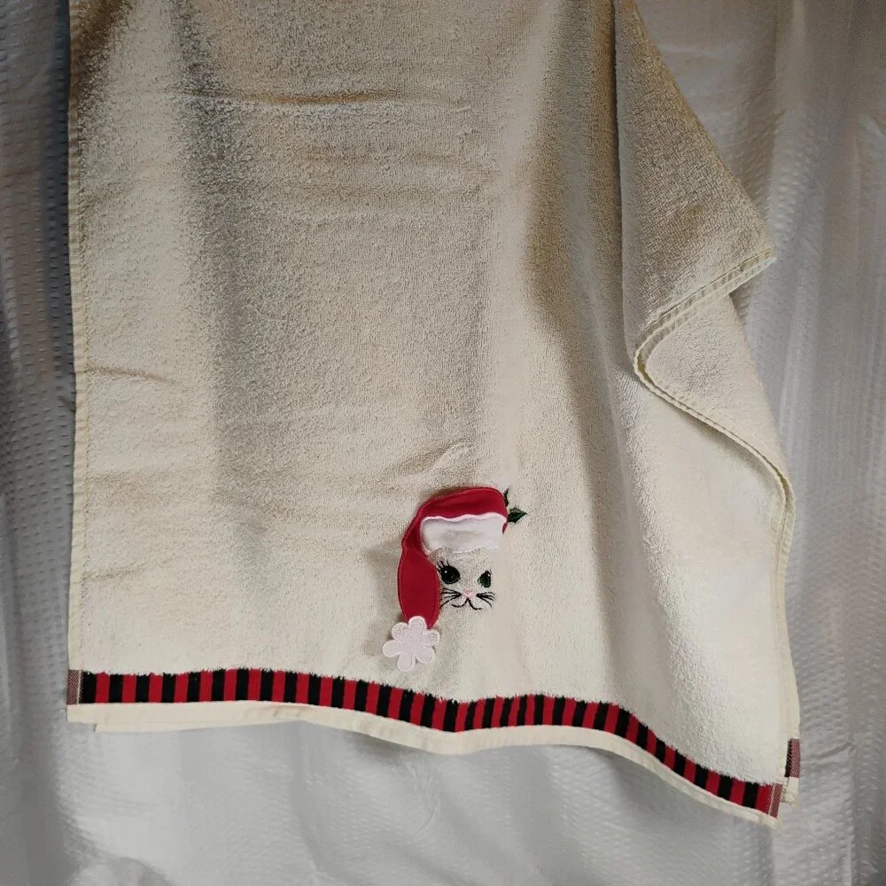 Christmas theme bath towel white w/ cat wearing hat by Santens brand circa 1990s